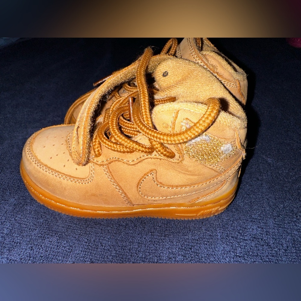 Nike tennis shoes for boys and girls in tan zize 7c
